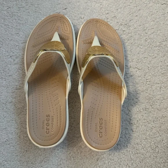 Crocs Women's White and Gold Sandals- Size 7- Like New - Picture 4 of 8